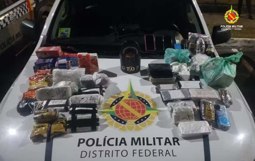 Três são presos no DF após tentar jogar pacotes com dezenas de celulares em presídio