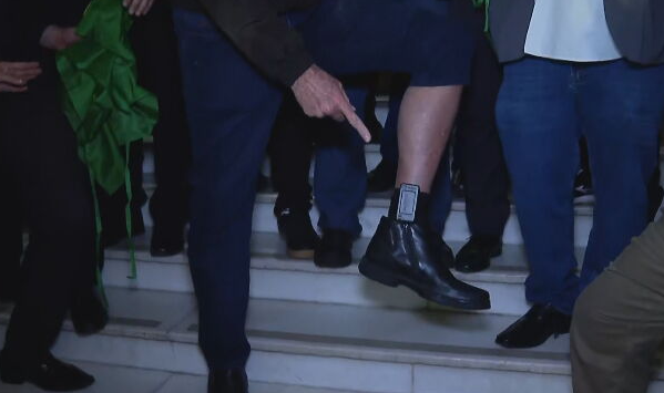 Bolsonaro exibe tornozeleira e diz ser vítima de “máxima humilhação”