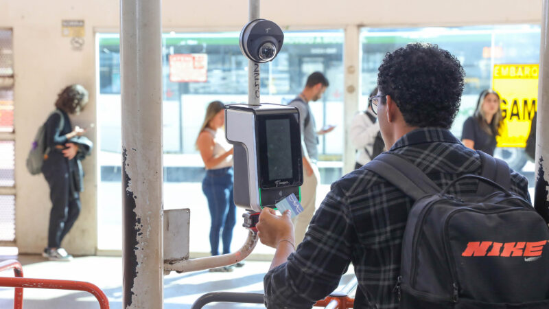 Um ano após modernização, 100% das passagens do transporte público do DF são pagas digitalmente