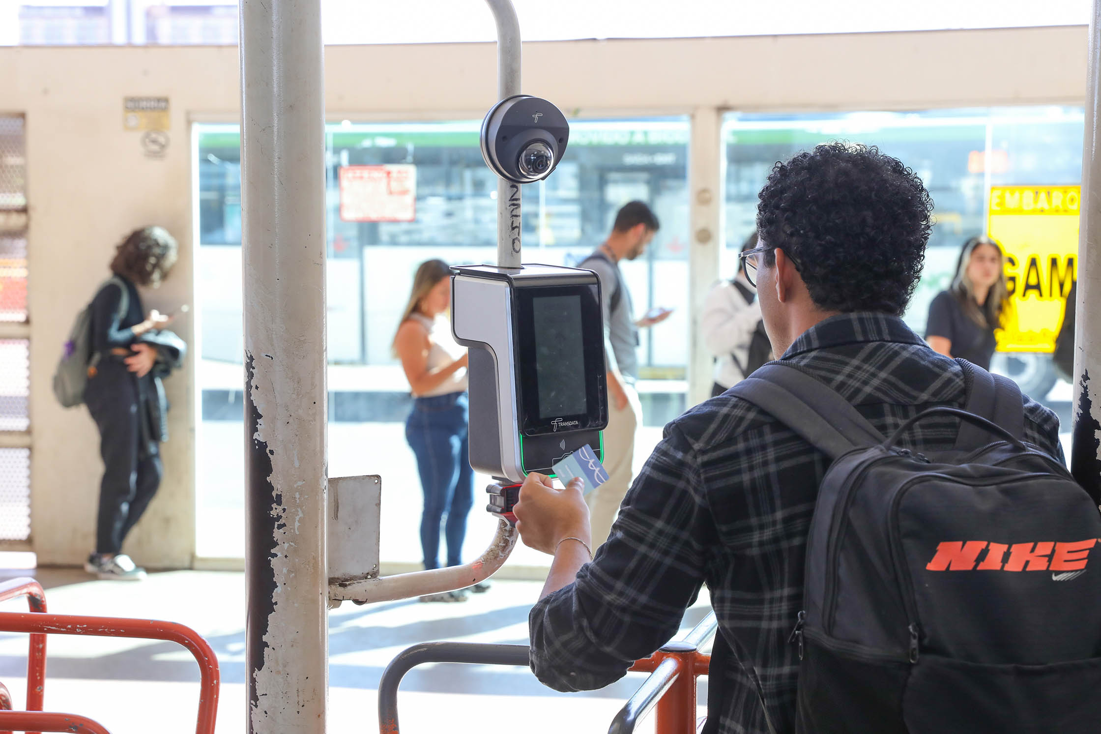 Um ano após modernização, 100% das passagens do transporte público do DF são pagas digitalmente