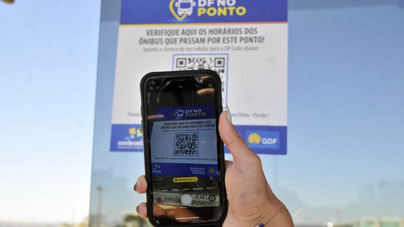 Usuários do transporte público aprovam QR codes com horários de ônibus, instalados há uma semana