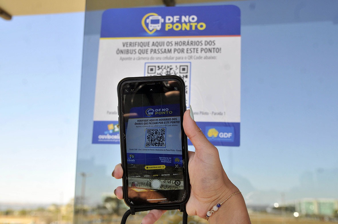 Usuários do transporte público aprovam QR codes com horários de ônibus, instalados há uma semana