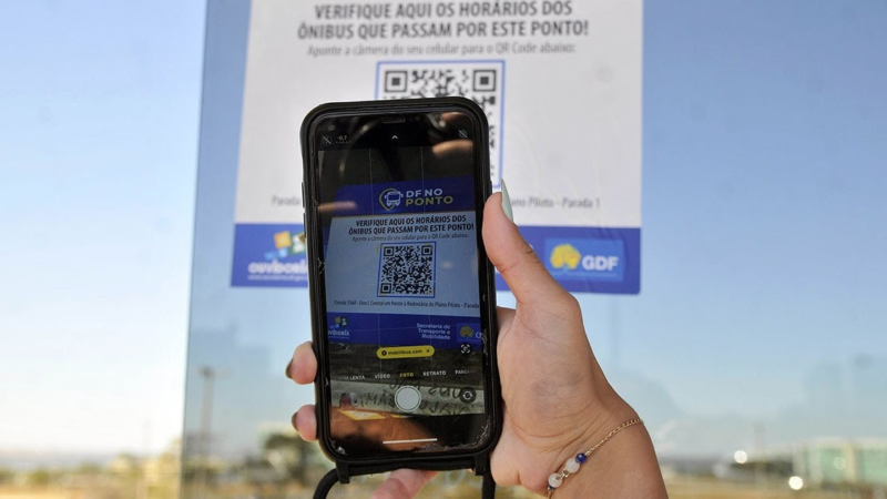 QR Codes nos pontos de ônibus facilitam a vida dos usuários do transporte público no DF
