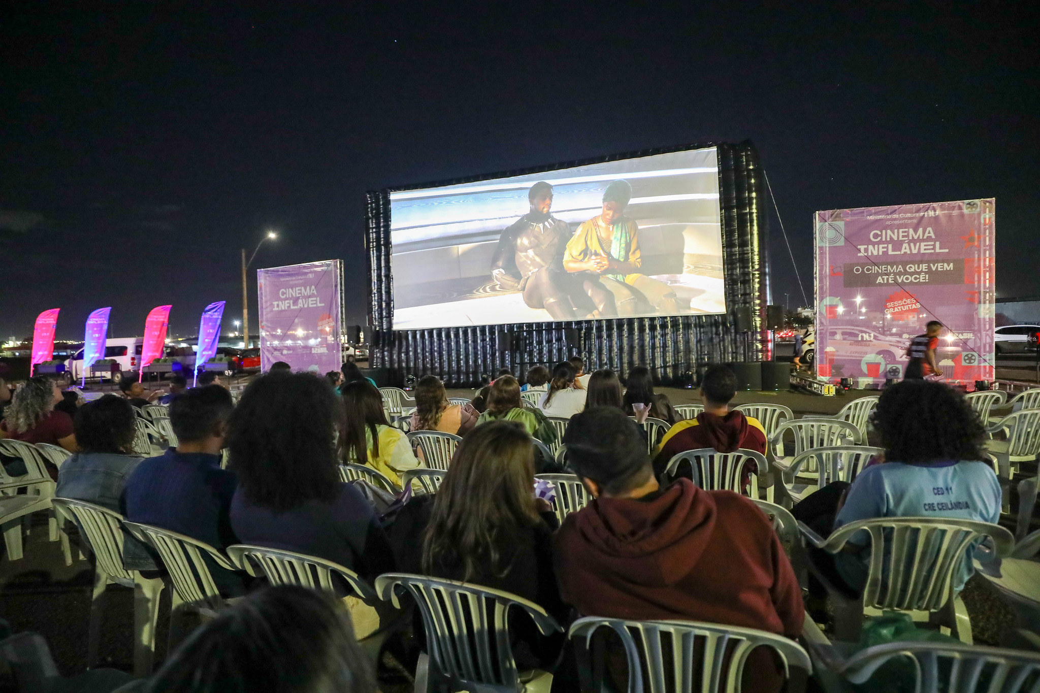 Cinema gratuito a céu aberto já movimentou público de mais de seis mil pessoas em cinco semanas