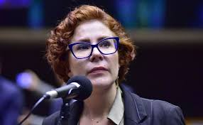 Zambelli diz que é exilada política e que sanções ajudam entendimento