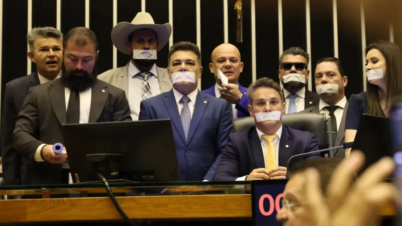 Deputados podem ser suspensos por até 6 meses por obstrução