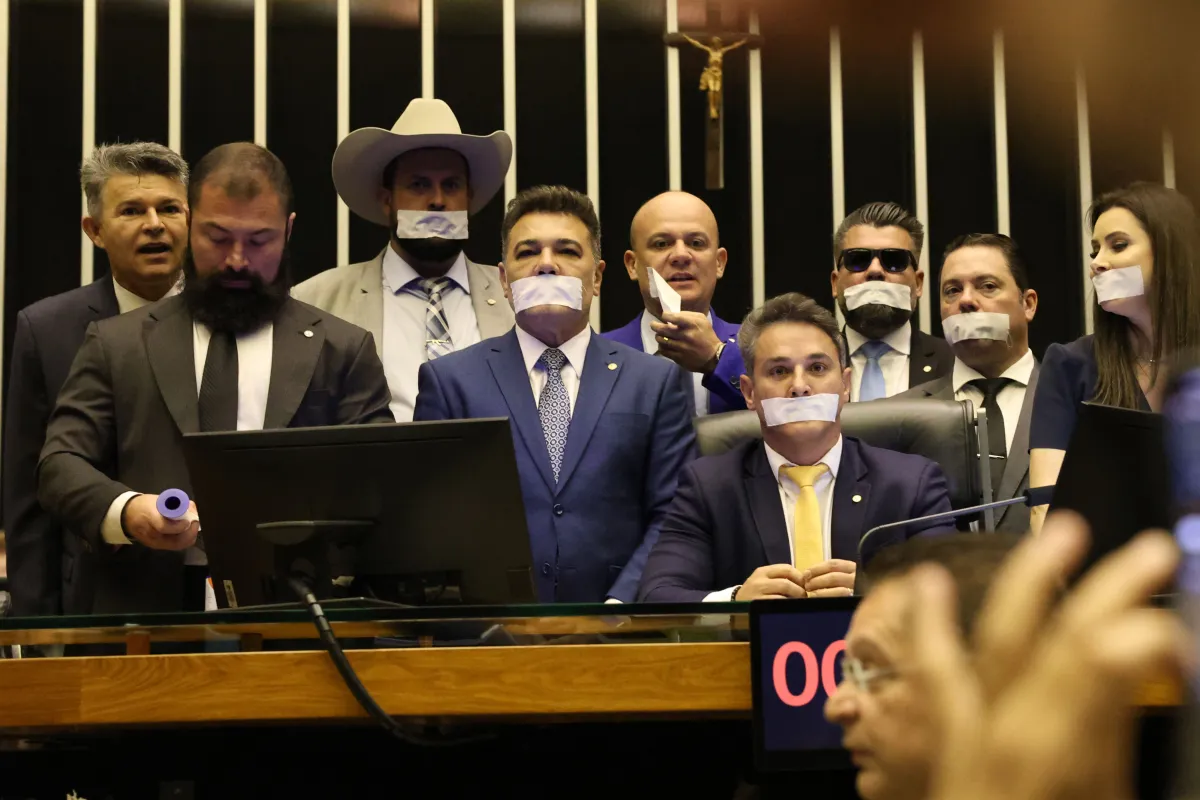 Deputados podem ser suspensos por até 6 meses por obstrução