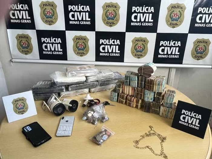 Polícia Civil apreende drogas e mais de R$ 170 mil em operação de combate ao tráfico, em Curvelo