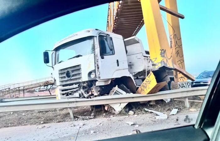 Colisão na Estrutural: carreta atinge passarela, deixa motociclista ferido e causa grande congestionamento