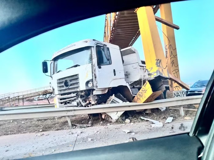 Colisão na Estrutural: carreta atinge passarela, deixa motociclista ferido e causa grande congestionamento