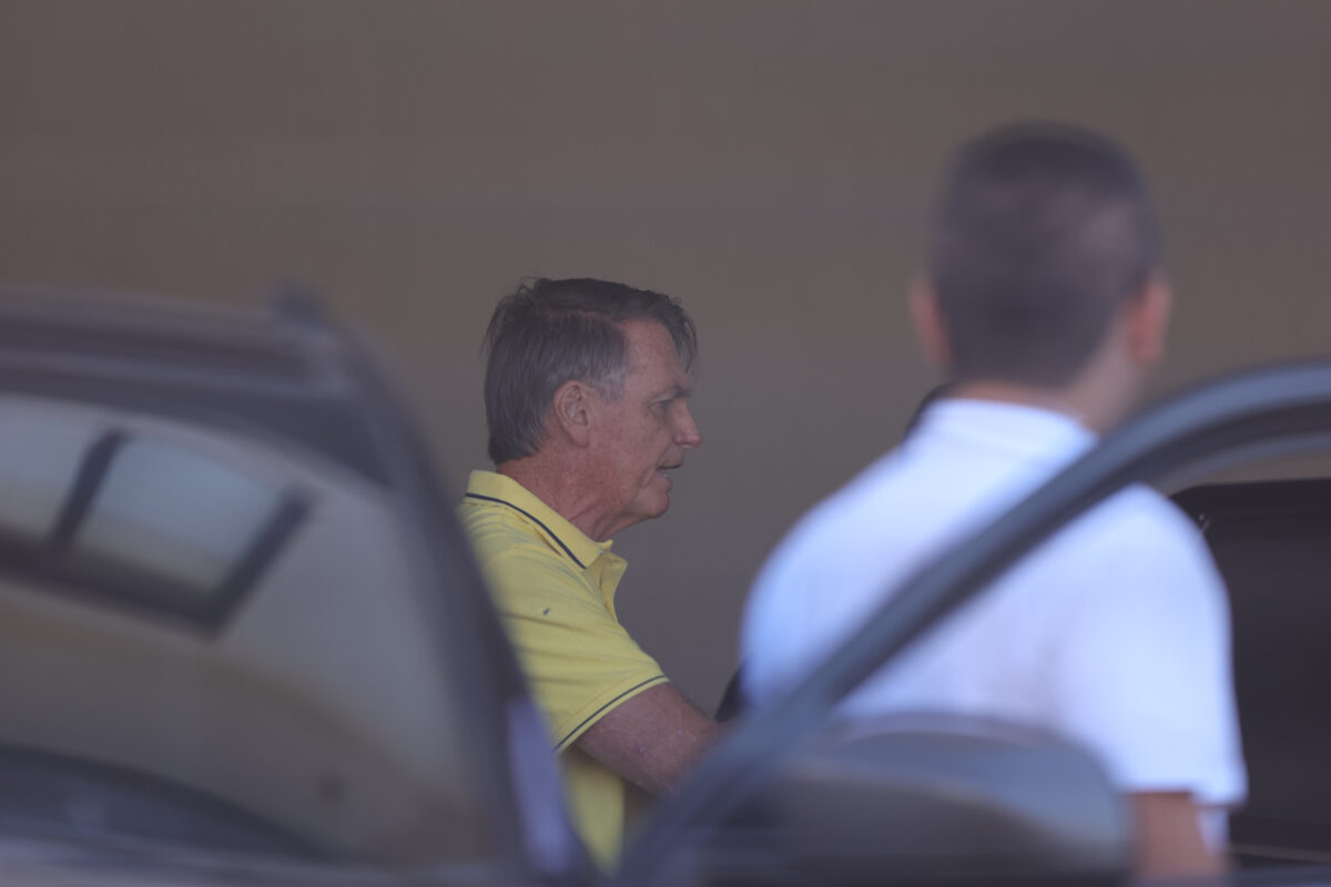 PF pede a Moraes vigilância 24h dentro da casa de Bolsonaro
