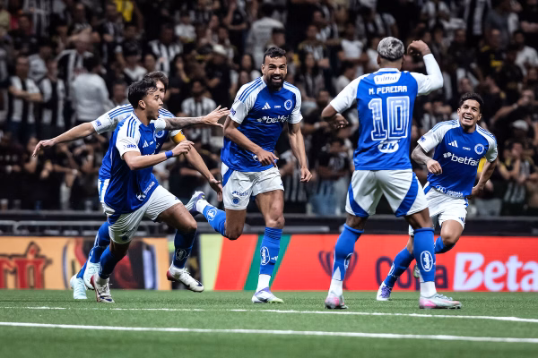 Vídeo: atacante do Cruzeiro provoca Atlético-MG com frango frito