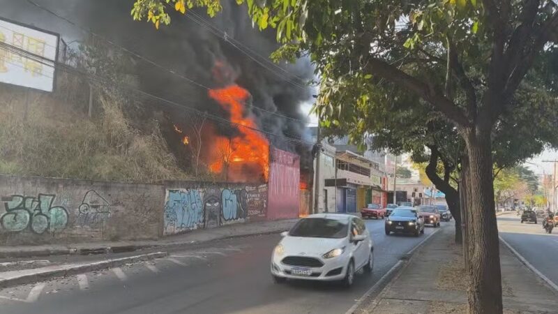 Incêndio de grandes proporções atinge borracharia abandonada em BH
