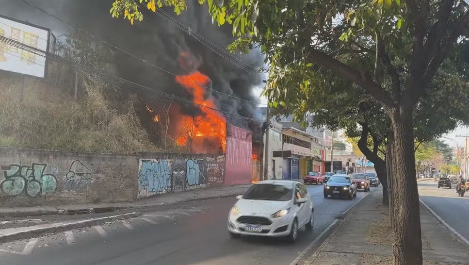 Incêndio de grandes proporções atinge borracharia abandonada em BH