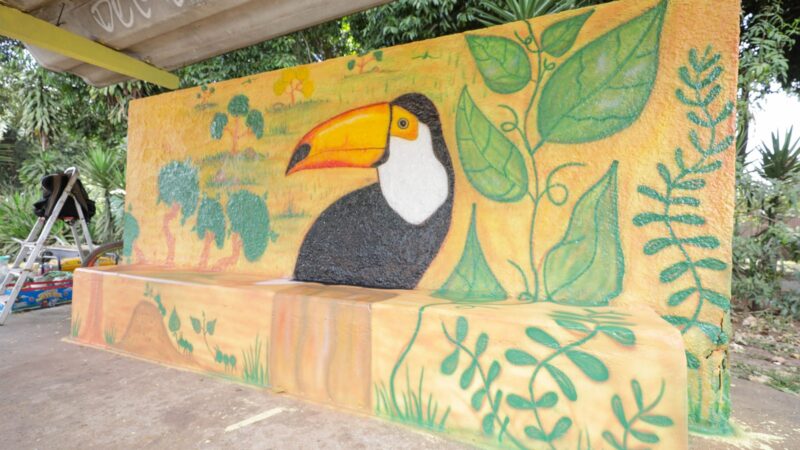 Paradas de ônibus do Pistão Norte ganham nova vida com obras de artistas plásticos
