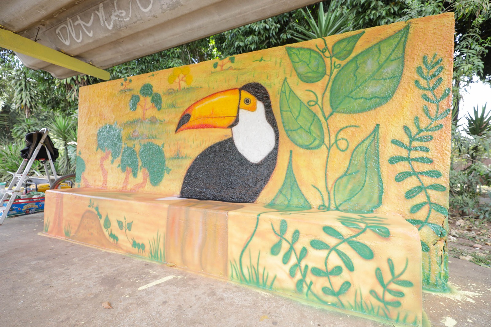Paradas de ônibus do Pistão Norte ganham nova vida com obras de artistas plásticos