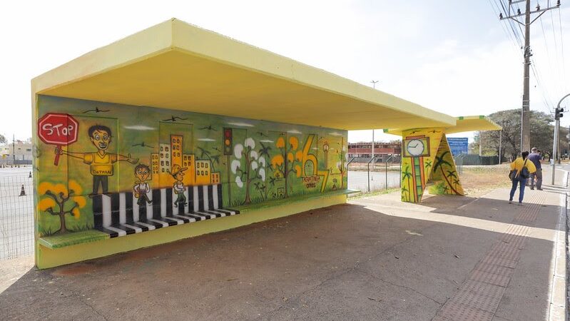 Arte Urbana Transforma Paradas de Ônibus no Pistão Norte