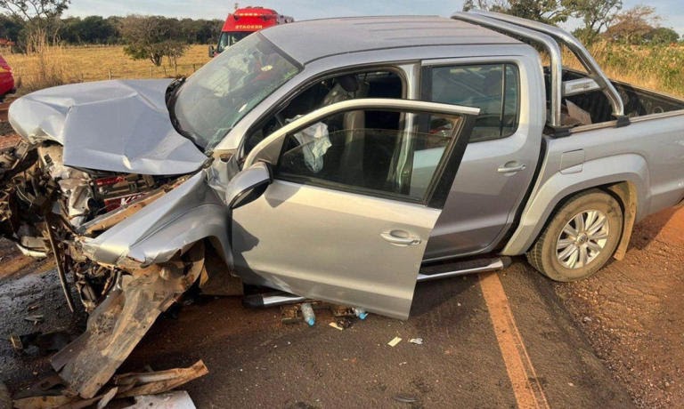 MG: quatro morrem em batida frontal entre carro e caminhonete na LMG-413
