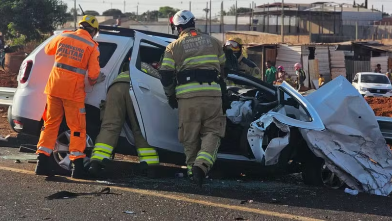 Morre segunda vítima de acidente entre carro e caminhão na MGC-452