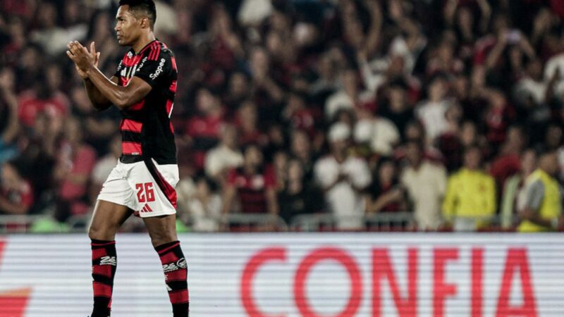 Convocado por Ancelotti, Alex Sandro sai de campo com dores na perna