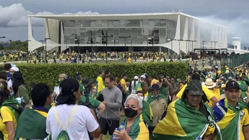 Foragida do 8/1 é deportada dos EUA e presa na chegada ao Brasil