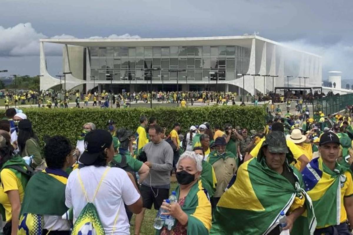 Foragida do 8/1 é deportada dos EUA e presa na chegada ao Brasil