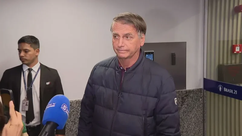 PF recupera diálogos de Bolsonaro com Eduardo em investigação sobre coação