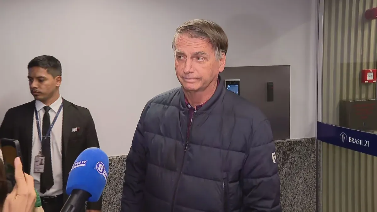 PF recupera diálogos de Bolsonaro com Eduardo em investigação sobre coação