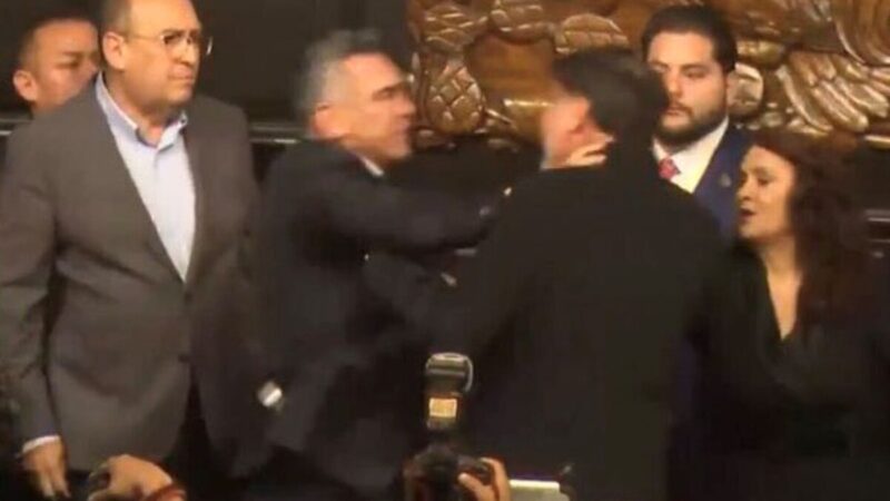 Senadores mexicanos trocam tapas e empurrões durante sessão. Vídeo