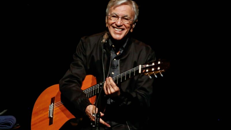 Policial militar do DF é alvo de ataques após beijo em Caetano Veloso