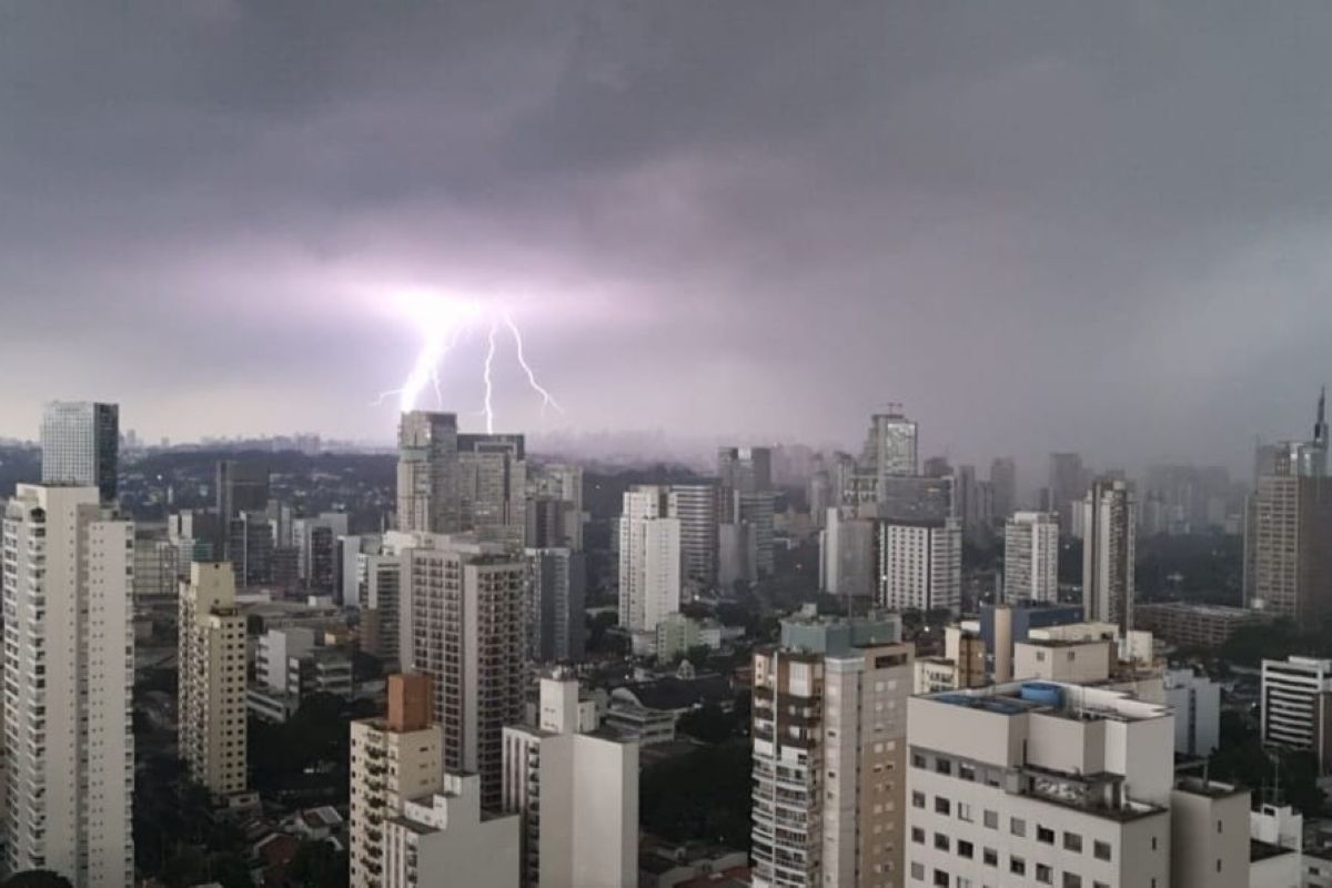 Após veranico, chuvas intensas atingem partes do país; confira o clima