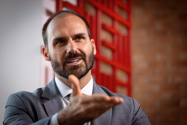 Eduardo Bolsonaro volta a ameaçar levar sanções contra Moraes à Europa