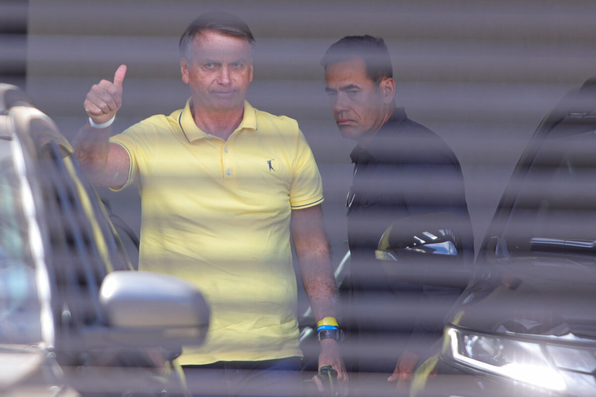 Moraes determina reforço de policiamento na casa de Bolsonaro