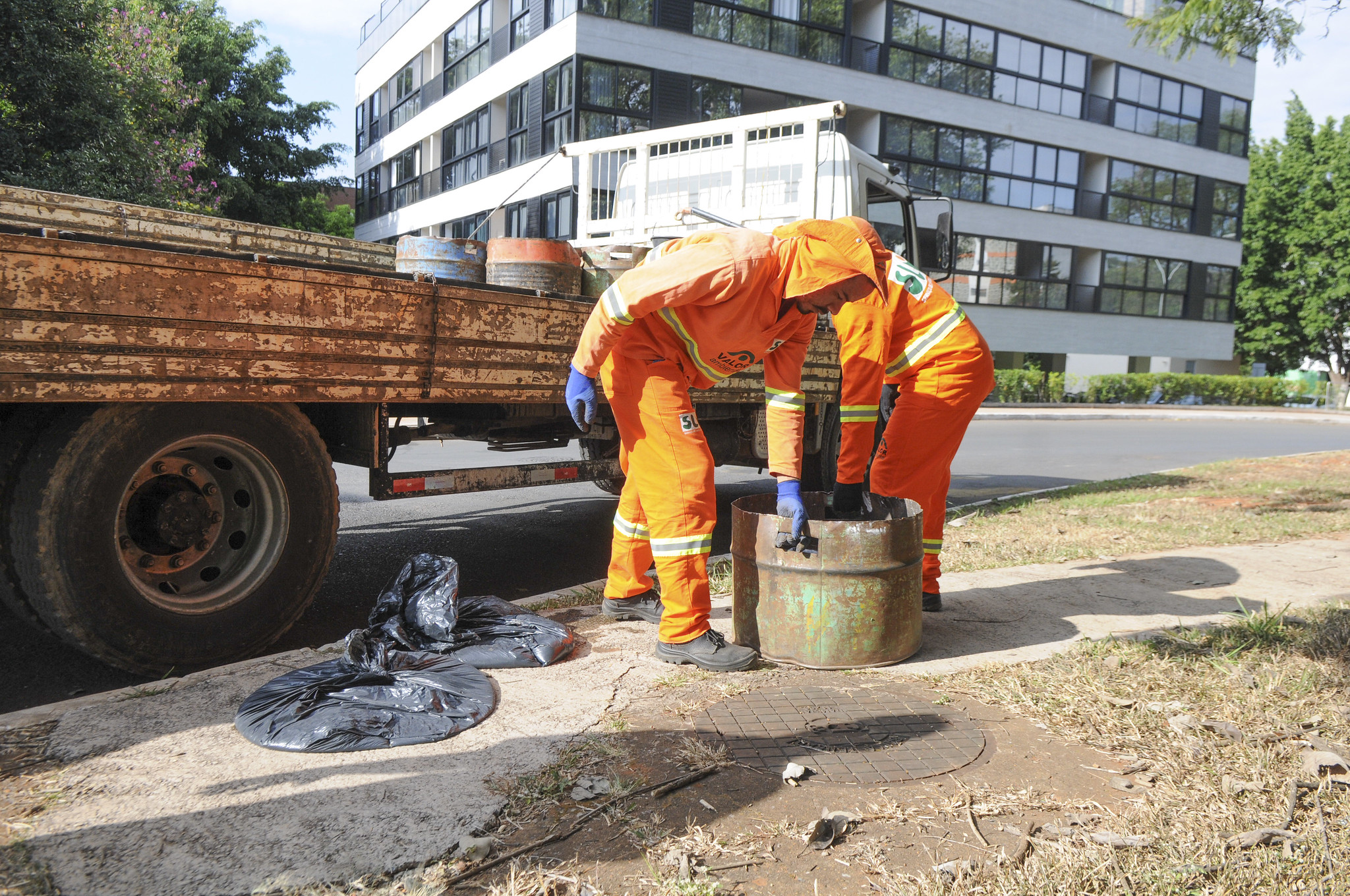 Coleta de resíduos de caixa de gordura protege meio ambiente e evita entupimentos no DF