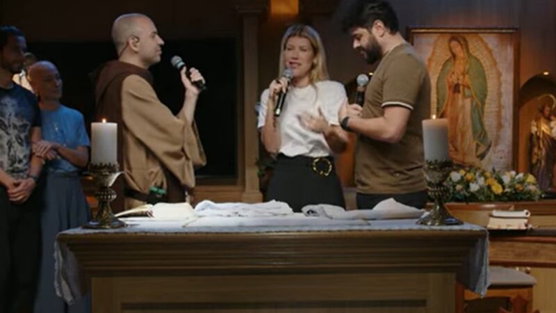 Cantor Cristiano dá testemunho emocionante em live de Frei Gilson