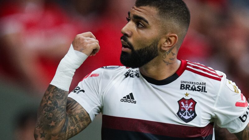 Flamengo faz post de parabéns para Gabigol e atacante se derrete