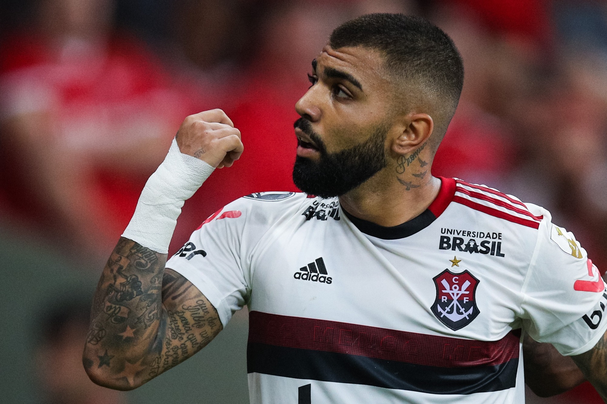 Flamengo faz post de parabéns para Gabigol e atacante se derrete