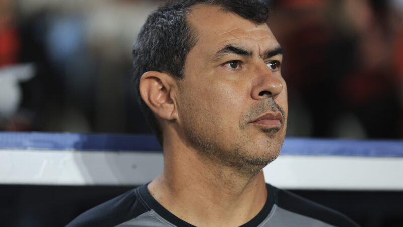 Carille coloca futuro em cheque após goleada: “Noite horrível”