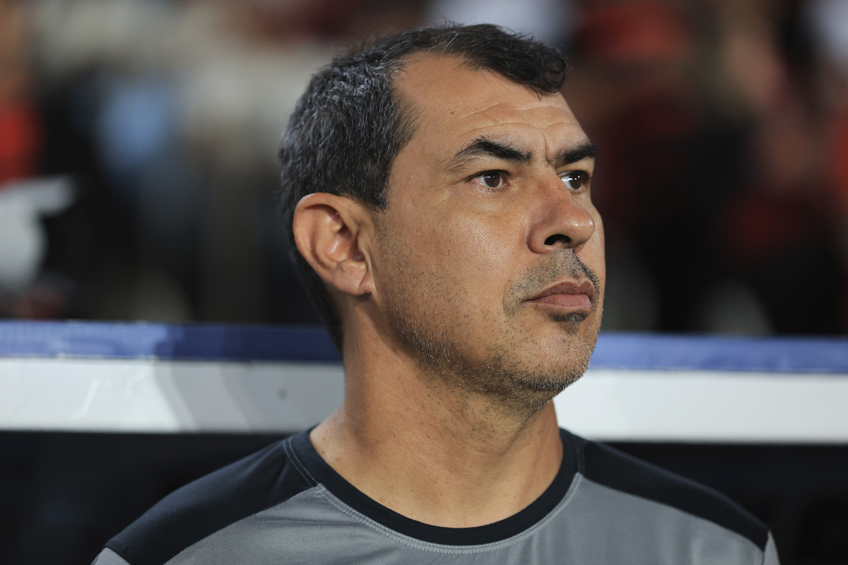 Carille coloca futuro em cheque após goleada: “Noite horrível”