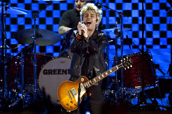 Vocalista do Green Day diz que Donald Trump é “um completo idiota”