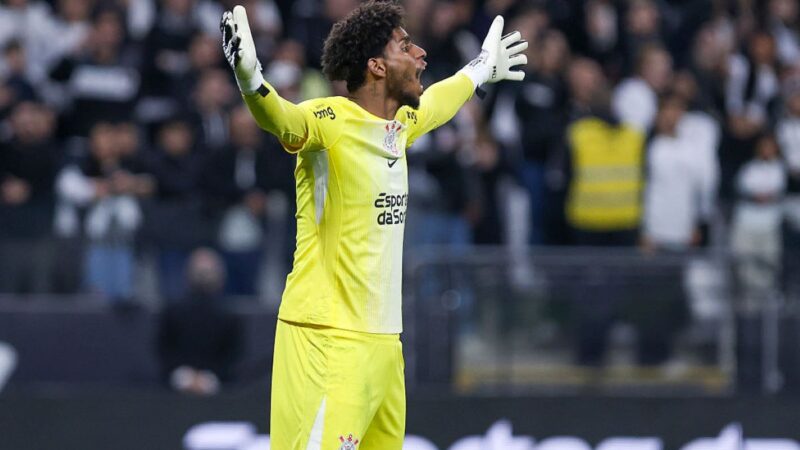 Torcedor sem camisa invade campo e empurra Hugo Souza; veja