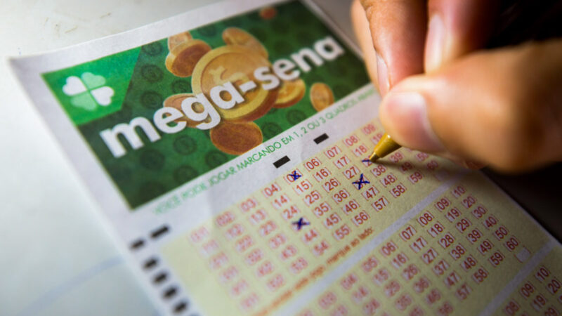 Mega-Sena sorteia R$ 3,3 milhões nesta quinta. Confira as dezenas