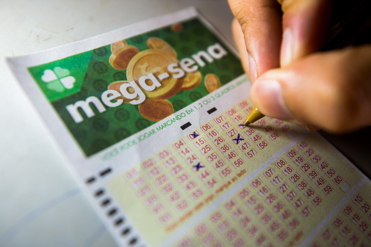Mega-Sena sorteia R$ 3,3 milhões nesta quinta. Confira as dezenas
