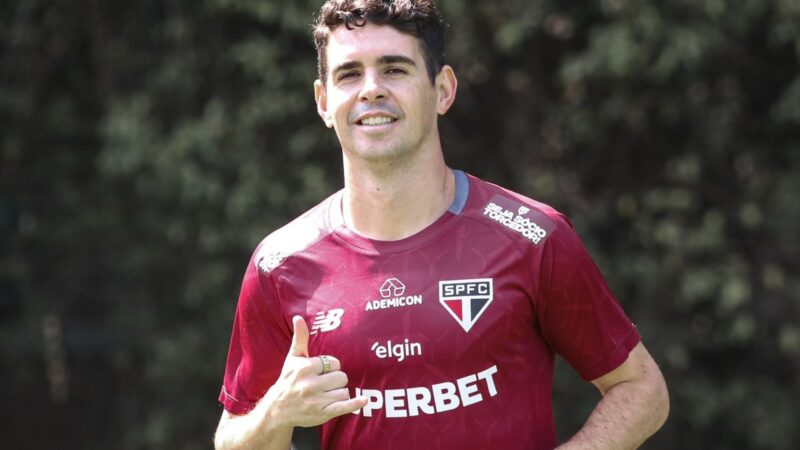 Oscar aparece em treino do São Paulo após lesão na região lombar