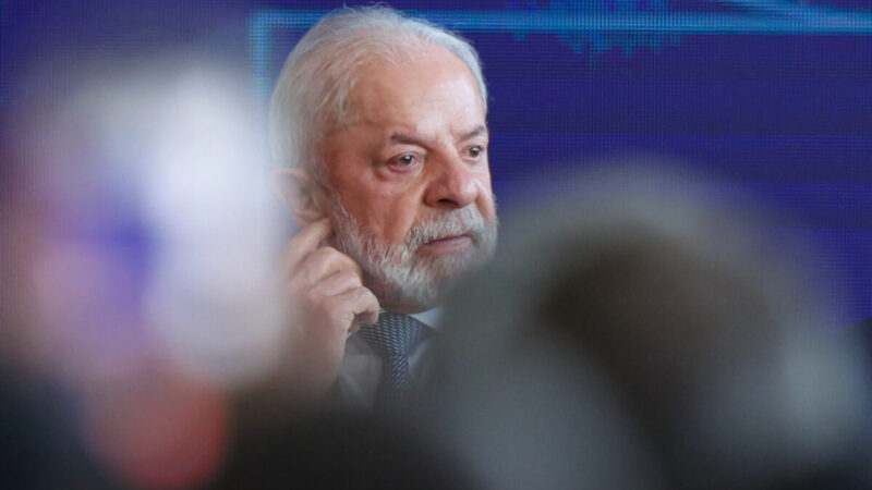 “Homem que tem dignidade não rasteja”, diz Lula sobre ligar para Trump
