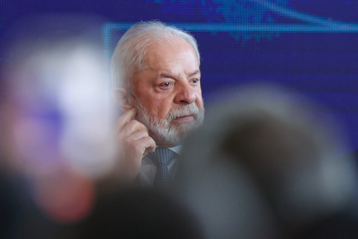 “Homem que tem dignidade não rasteja”, diz Lula sobre ligar para Trump