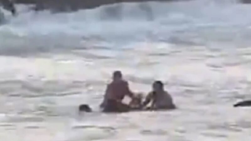 Jovem de 26 anos é resgatada após quase se afogar em mar de Salvador