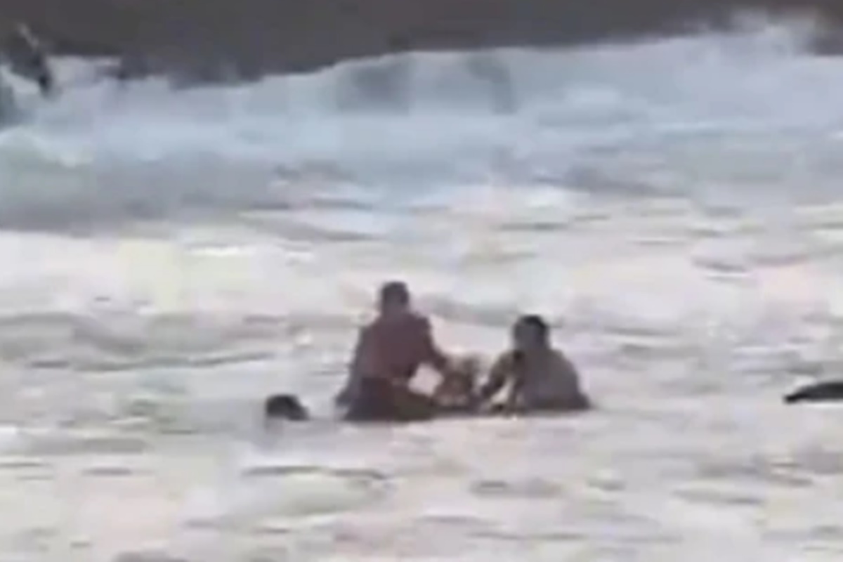 Jovem de 26 anos é resgatada após quase se afogar em mar de Salvador