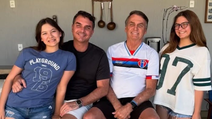 Flávio visita Bolsonaro e diz que pai está em ‘prisão domiciliar’