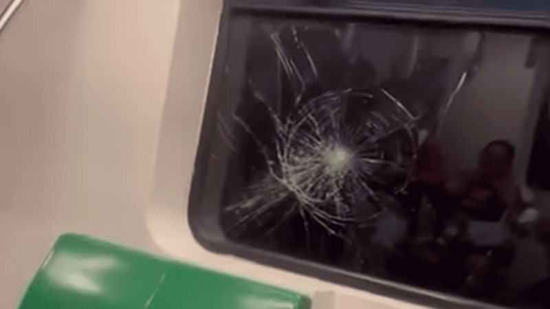 Vídeo: metrô é atingido por pedrada e tem vidraça quebrada no DF